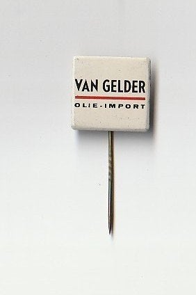 blikken speld van Gelder Olie Import   lees verder, Verzamelen, Ophalen of Verzenden, Gebruikt, Overige onderwerpen, Speldje of Pin