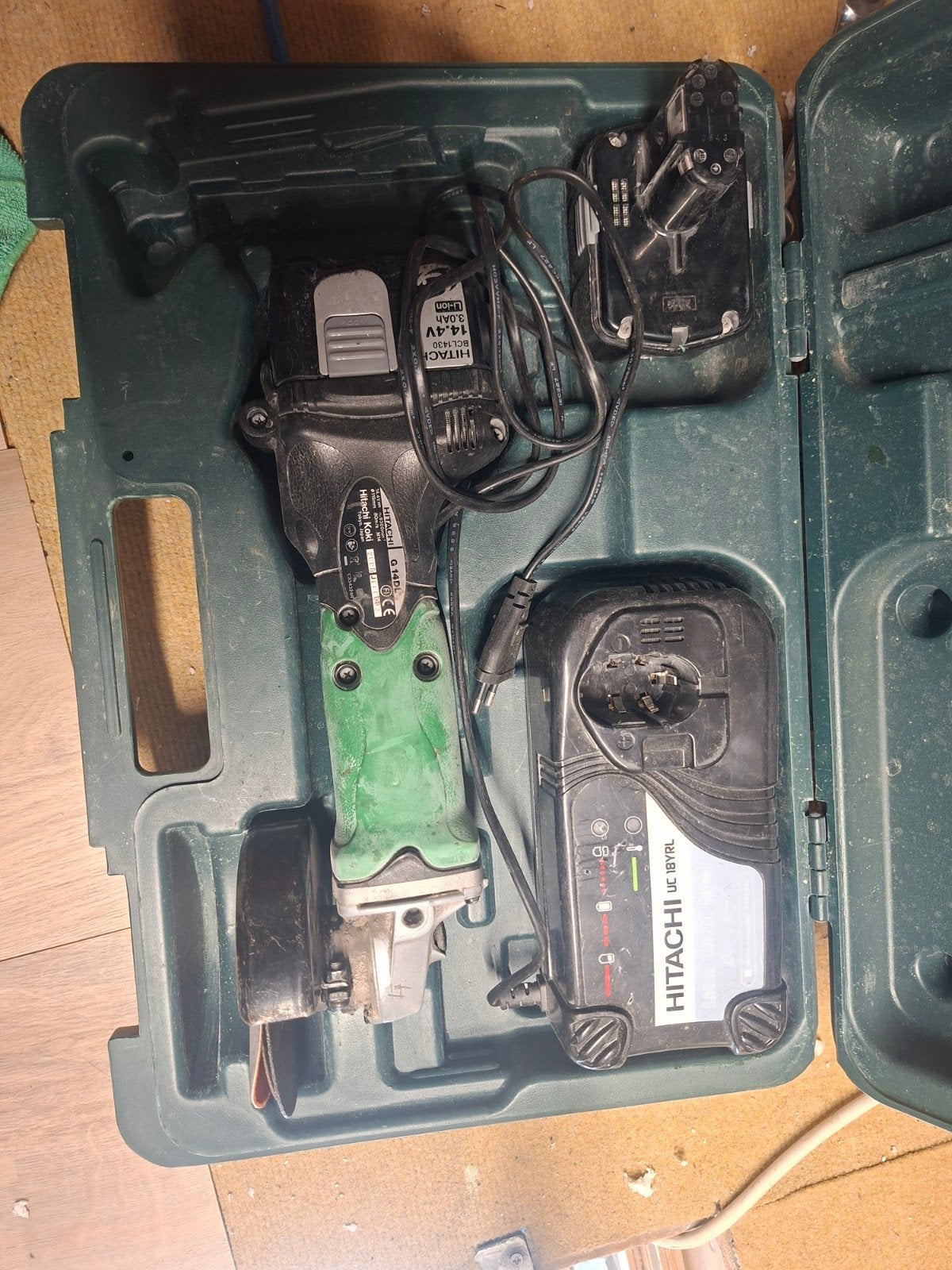 Hitachi G14DL Accu Haakse Slijpmachine met Lader en Accu, Ophalen of Verzenden, Gebruikt, Minder dan 700 watt, Haakse handslijpmachine