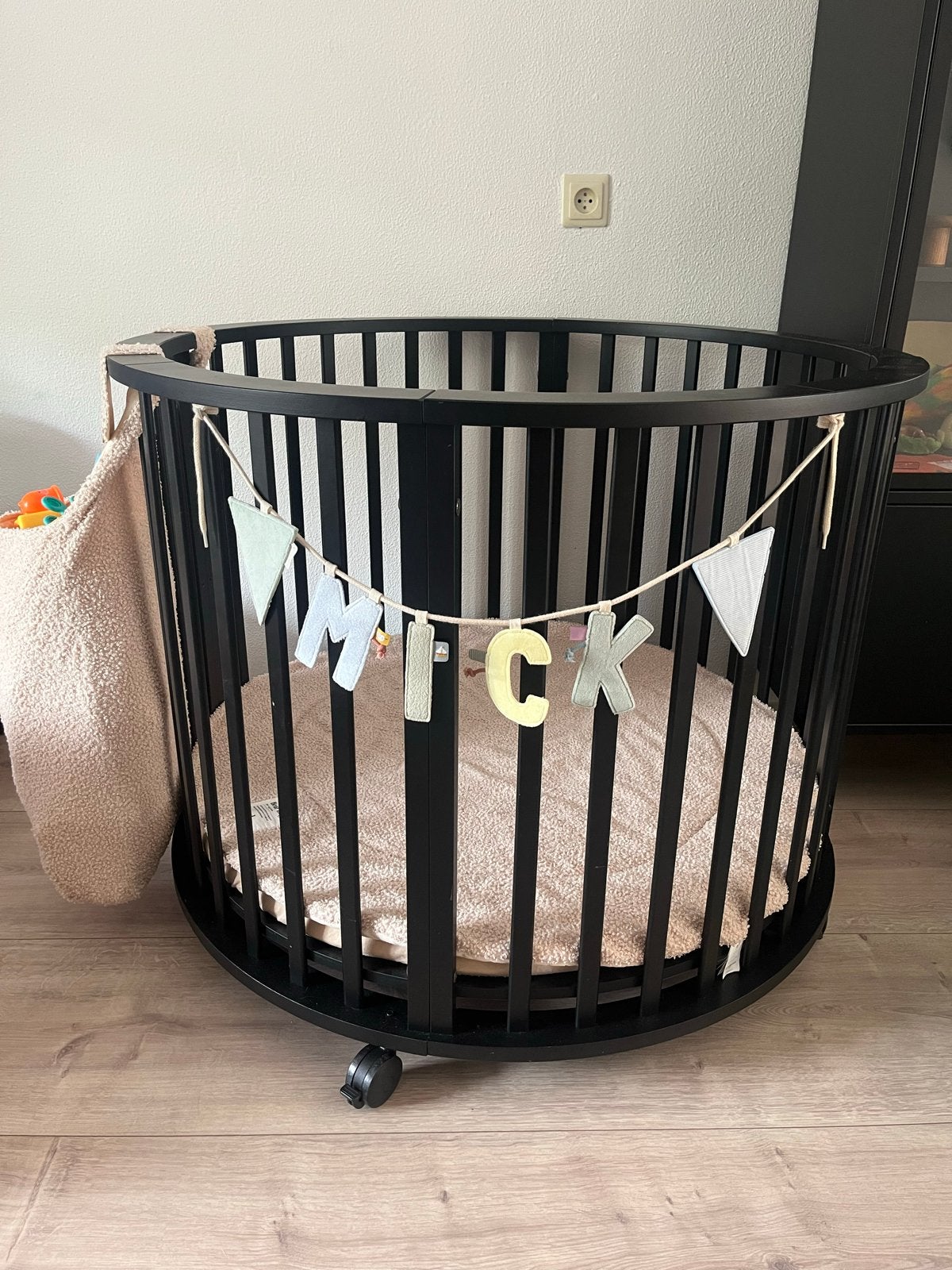 Ronde box + accessoires, Ophalen, Zo goed als nieuw, Rond, Wieltjes