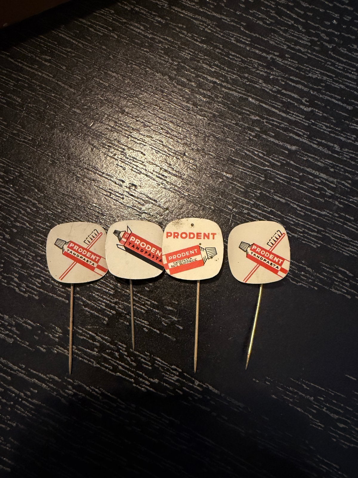 Vintage Prodent Tandpasta Speldjes - Set van 4, Verzamelen, Verzenden, Gebruikt, Merk, Speldje of Pin