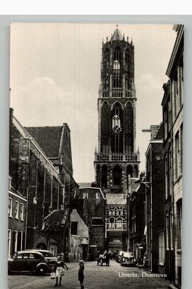 Utrecht Domtoren vanaf Buurkerkhof auto's zie info
