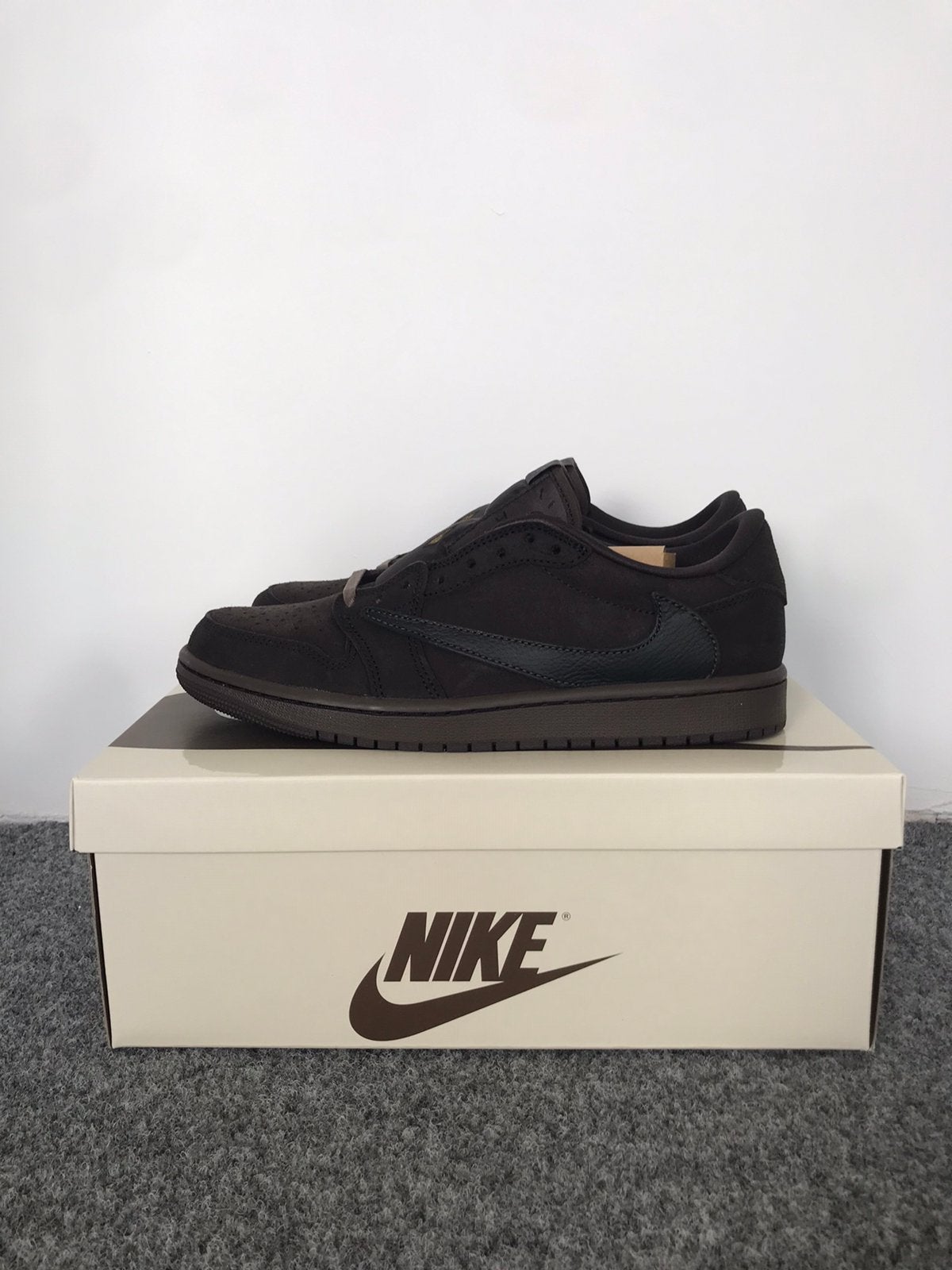 Travis scott jordan 1 low velvet brown, Bruin, Nike, Nieuw, Ophalen of Verzenden