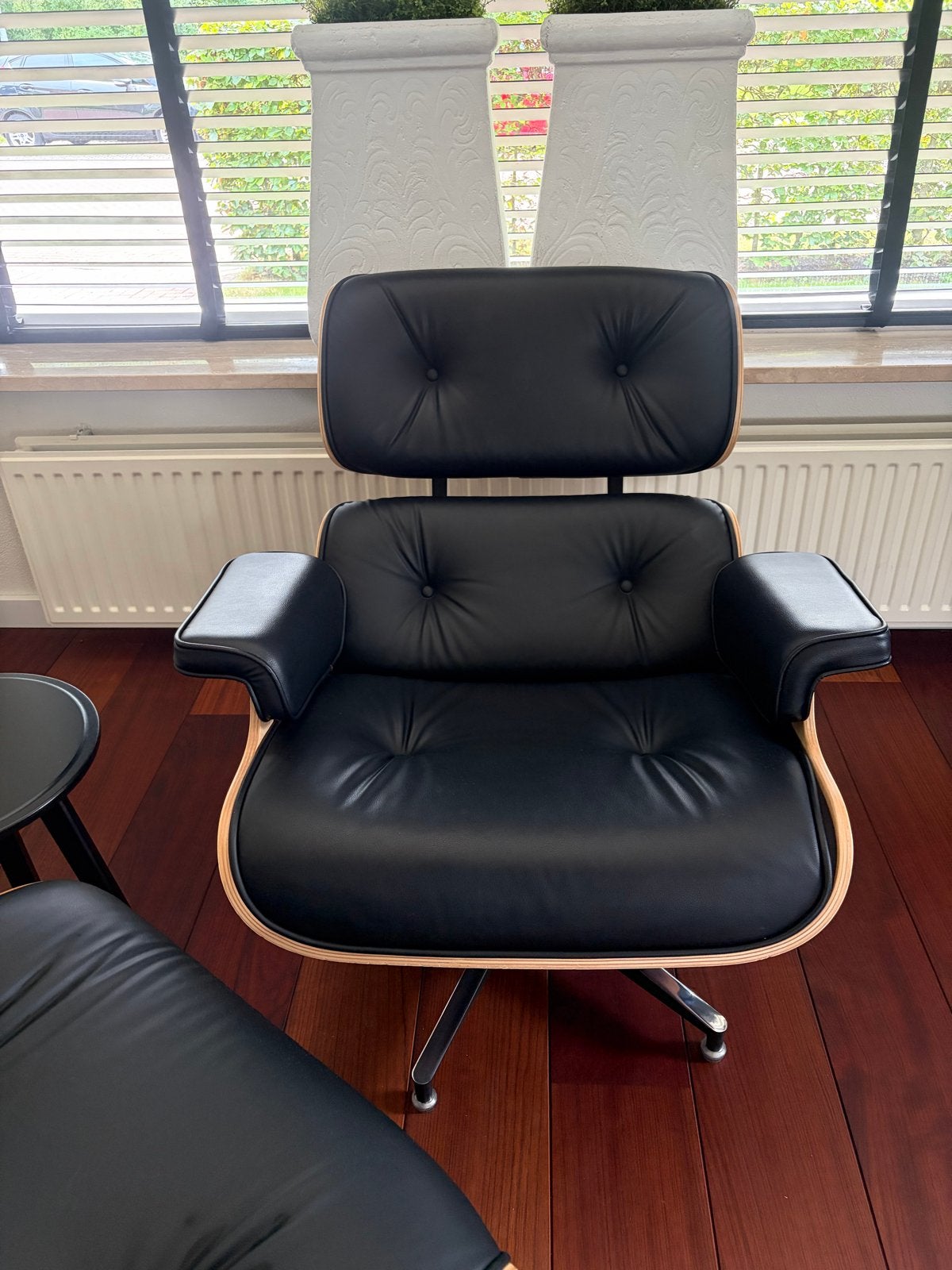 Eames Lounge Chair met Ottoman - Zwart leer en Palissander, Huis en Inrichting, Fauteuils, Ophalen, Zo goed als nieuw, Hout, 75 tot 100 cm