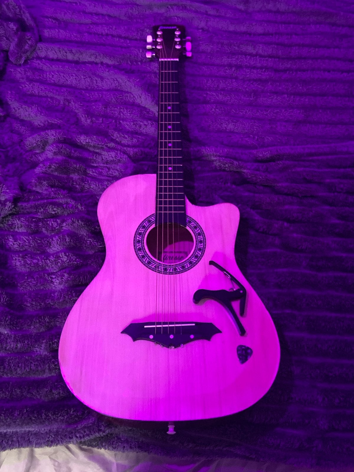 Finesse gitaar met capo en plectrum ( 1 snaar kapot), Muziek en Instrumenten, Snaarinstrumenten | Gitaren | Akoestisch, Ophalen