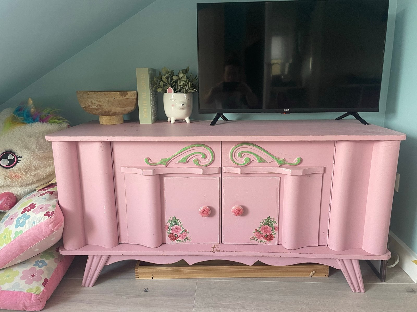 Gratis af te halen! Roze TV-meubel met bloemendetails, Ophalen, Gebruikt, 100 tot 150 cm, Minder dan 100 cm