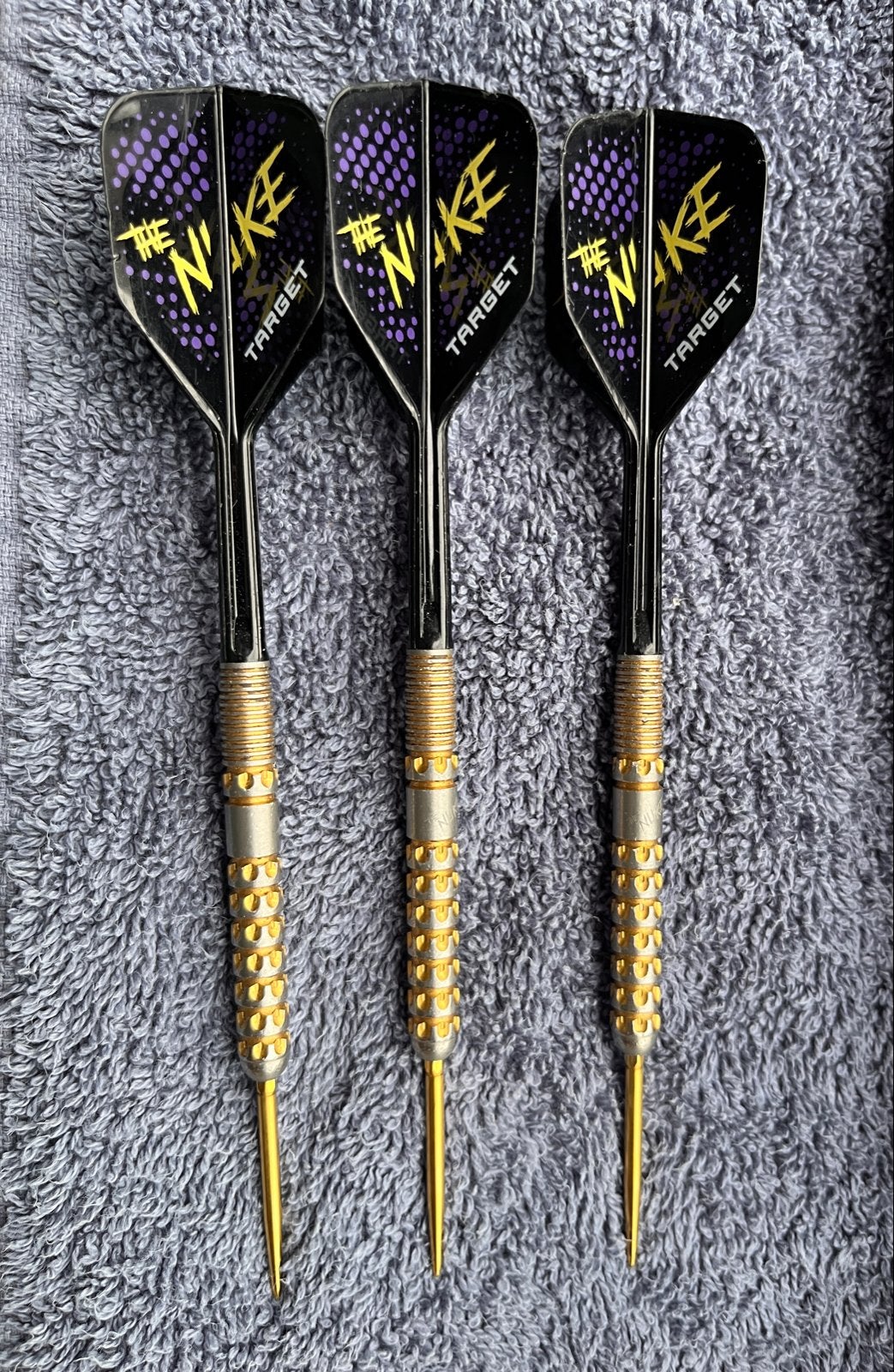 Target Luke Littler Podigy G23 compleet in koffer, Sport en Fitness, Darts, Verzenden, Zo goed als nieuw, Pijlen