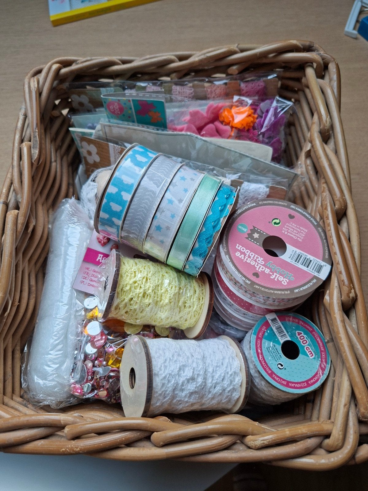 Mand vol knutselspullen: lint, kralen en meer, Textiel, Nieuw, Meerkleurig, Ophalen of Verzenden
