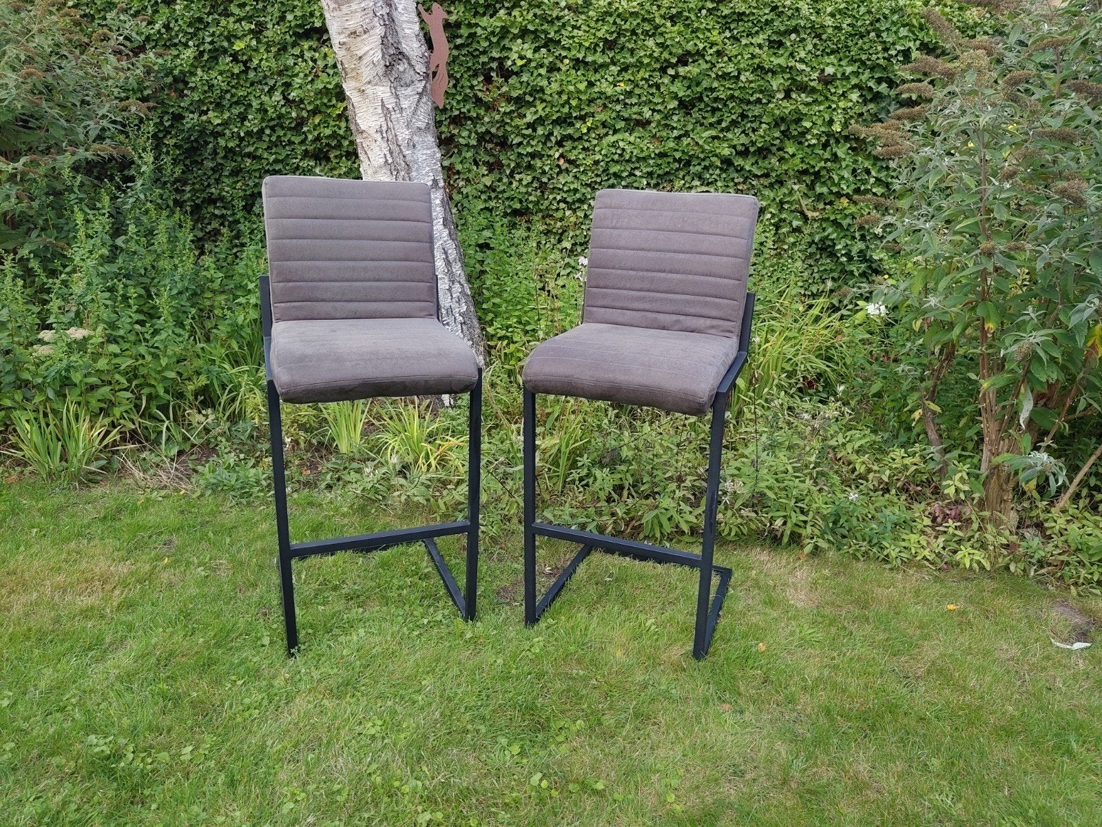 Set van 2 barkrukken - Grijs met zwart metalen frame, Ophalen, Zo goed als nieuw, 90 cm of meer, Metaal