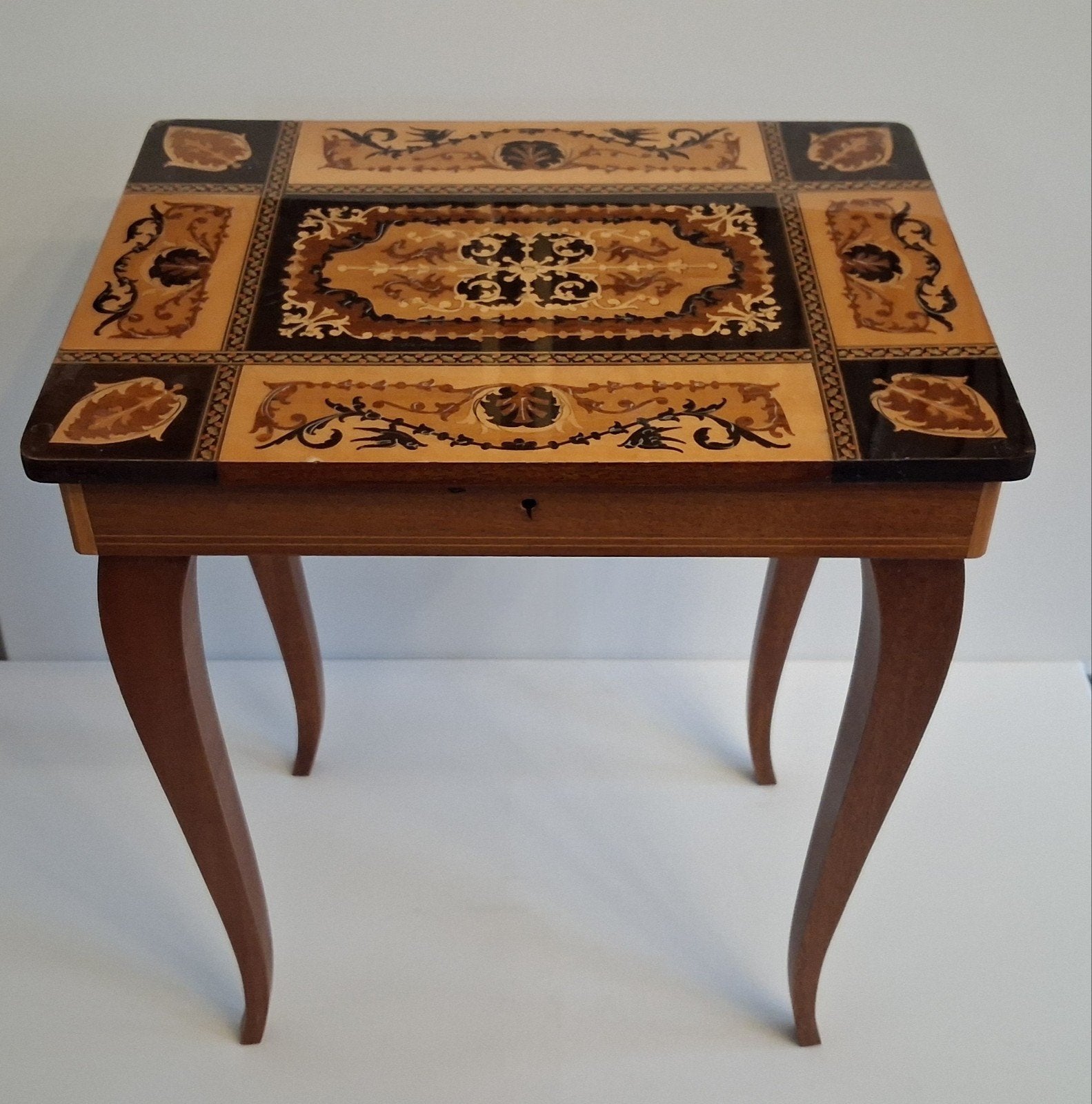 Prachtige Italiaanse Vintage Muziektafel met Intarsia, Ophalen