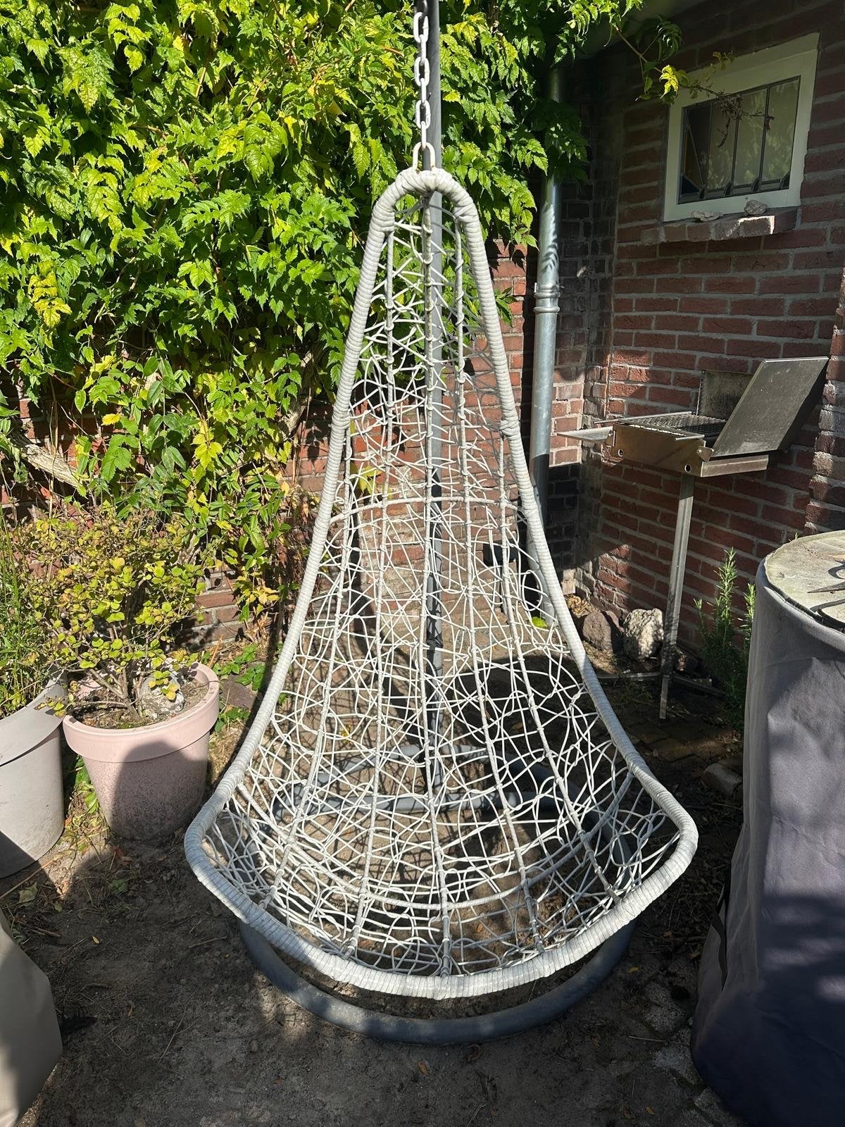 Witte hangstoel voor buiten - comfortabel en stijlvol
