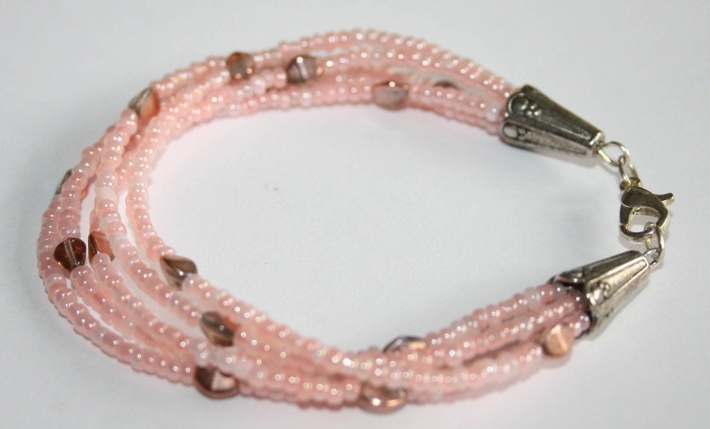 Armband met 5 laagjes rocailles en glaskraaltjes, Sieraden, Tassen en Uiterlijk, Ophalen of Verzenden, Nieuw, Roze, Overige materialen