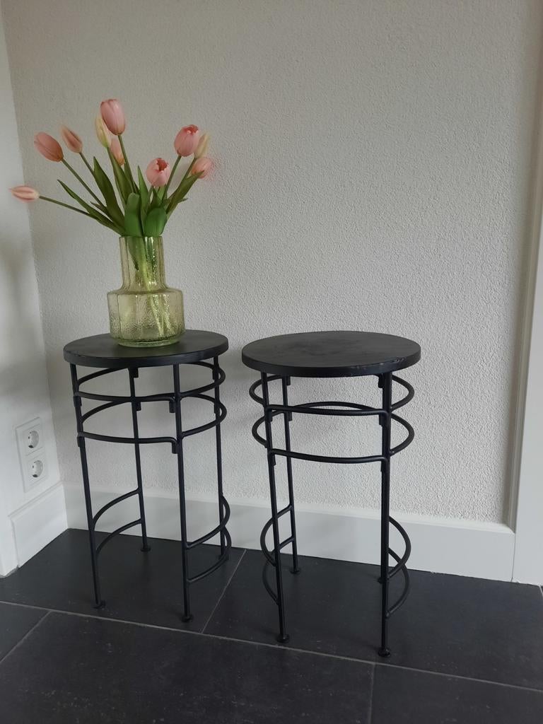 Twee krukjes tafeltjes metaal zwart 50hg 30cm doorsnee, 45 tot 60 cm, Minder dan 55 cm, Gebruikt, Metaal of Aluminium