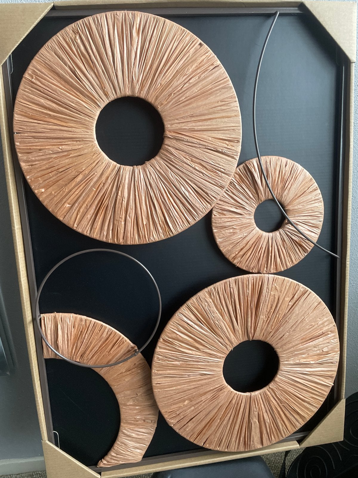 Metalen wanddecoratie met papieren cirkels, Ophalen, Metaal, Wandsculptuur, Meerkleurig