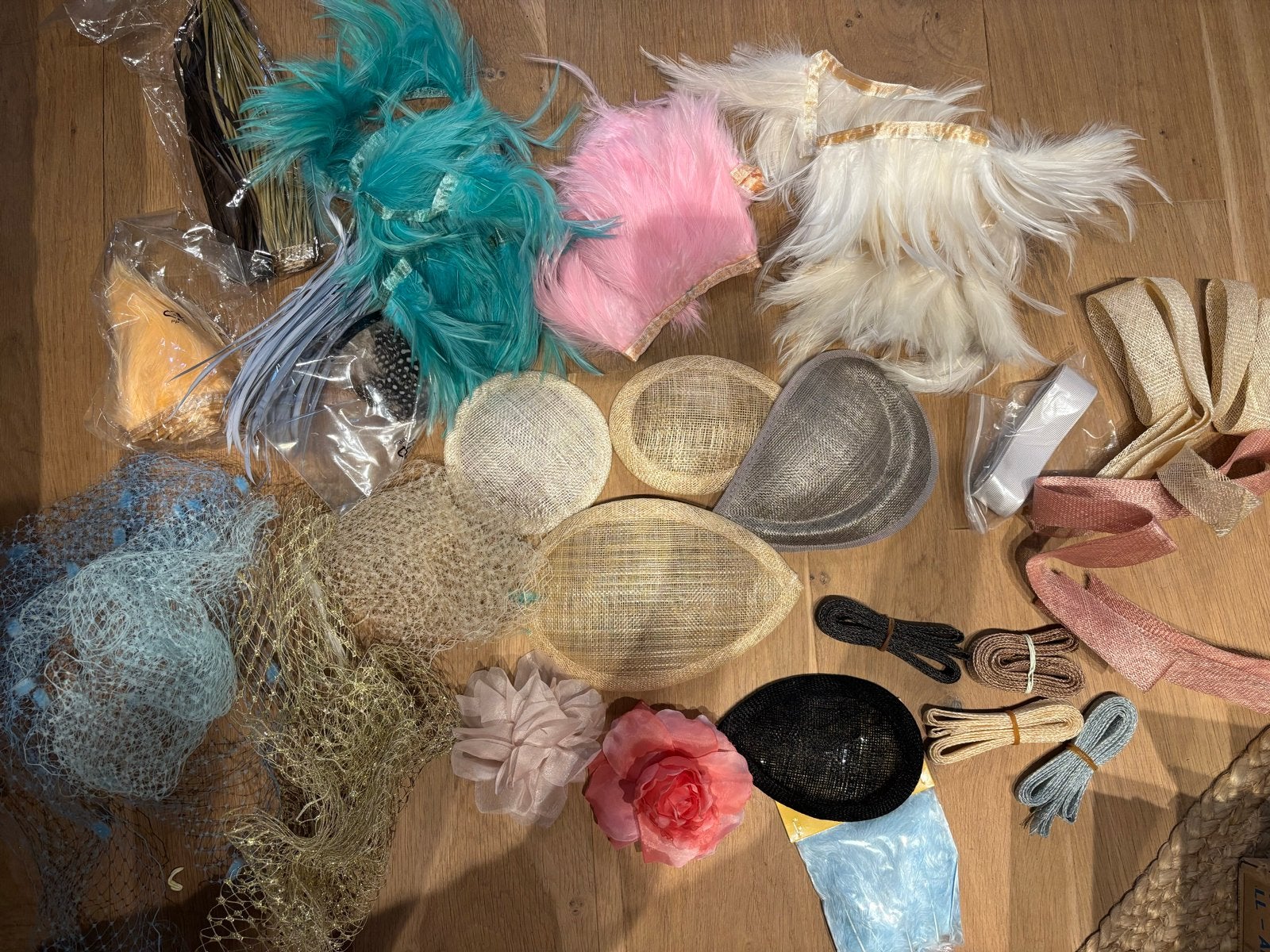 Grote collectie hoeden- en fascinatorbenodigdheden, Ophalen of Verzenden, Zo goed als nieuw, One size fits all, Hoed
