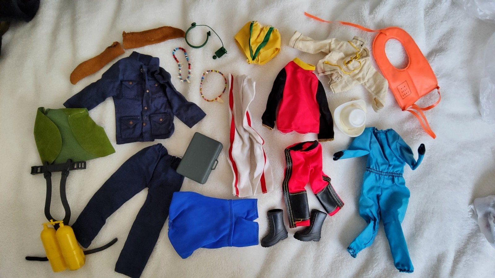 Vintage Action Man outfit hoed koffer ketting laarzen enz., Verzamelen, Poppen, Ophalen of Verzenden, Pop