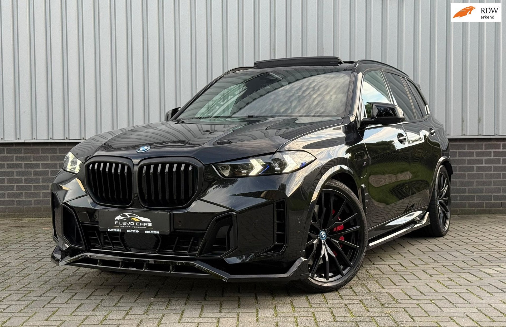 BMW X5 50e xDrive50e M-Sport PRO|489 PK|4 WIELBESTURING|PANO, Dealer onderhouden, Gebruikt, 2395 kg, Zwart