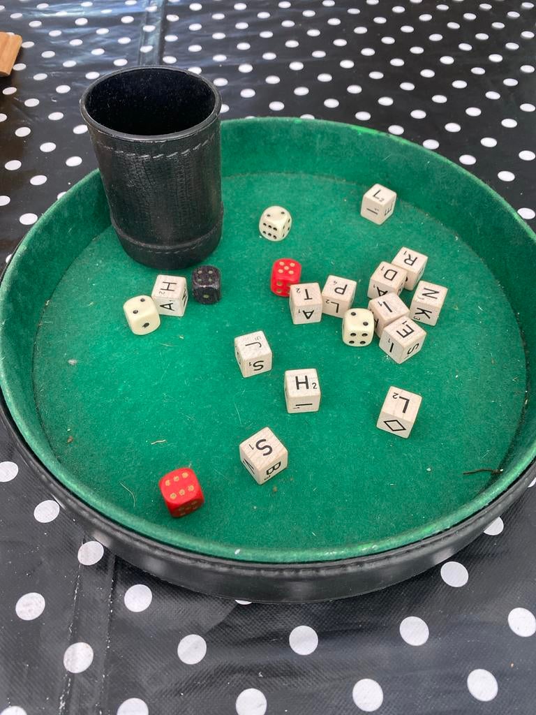 Vintage dobbelspel met leren beker en bak, Een of twee spelers, Ophalen of Verzenden, Zo goed als nieuw, Reisspel