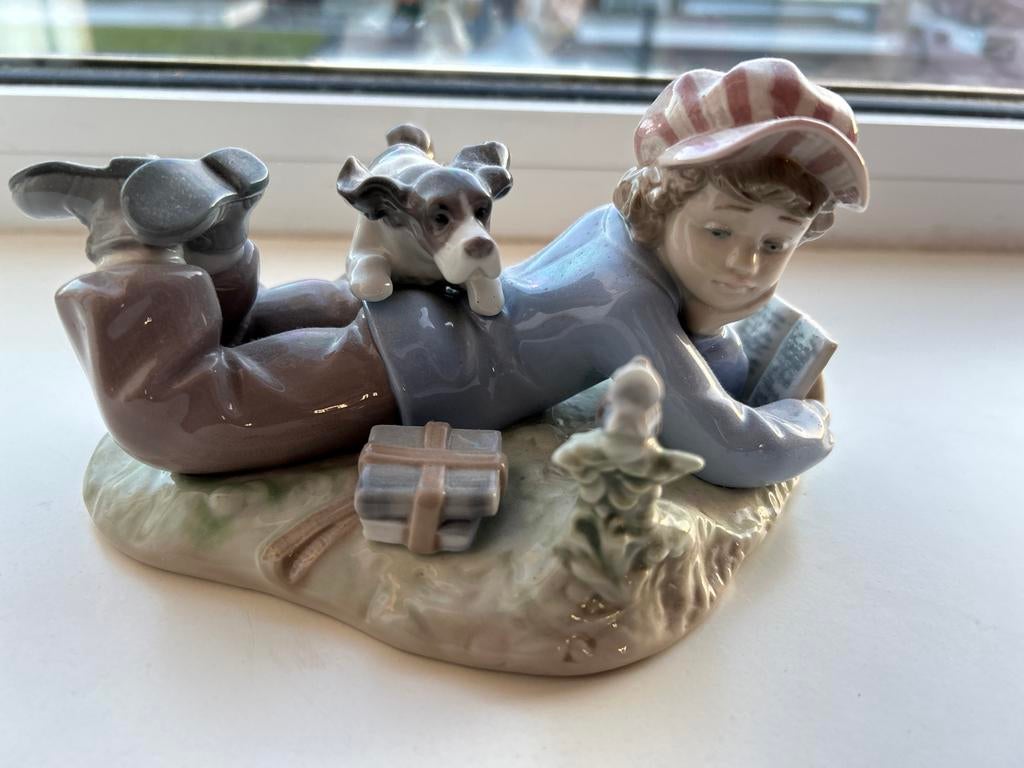 Lladro beeldje 5451 Jongen met hond en cadeau, Verzamelen, Beelden en Beeldjes, Ophalen of Verzenden, Zo goed als nieuw, Mens
