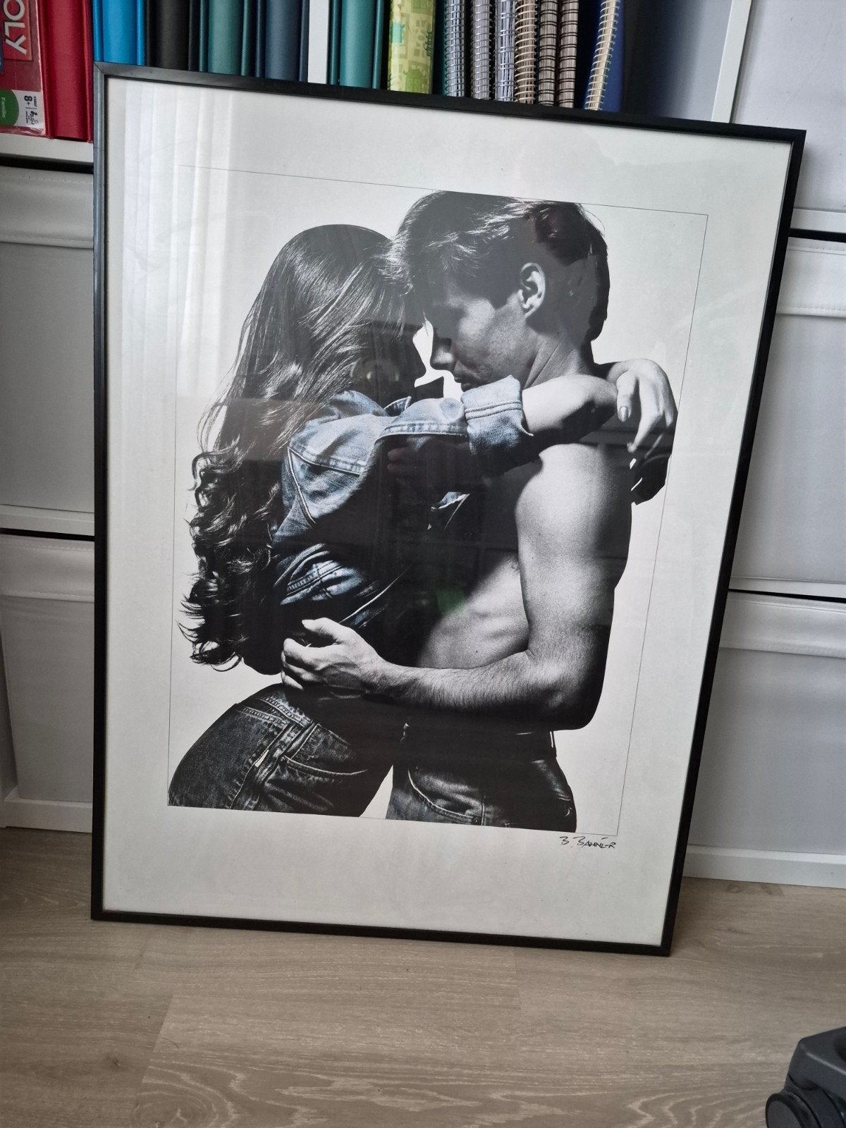 Fotoportret van een omhelzend stel in zwart-wit, Ophalen of Verzenden, Foto, Fotografie, Ingelijst