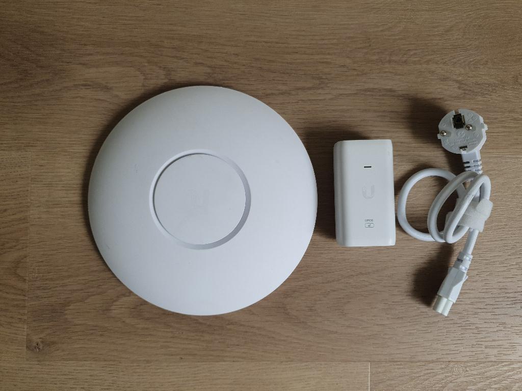 Unifi AC Pro Wifi Access Point met PoE injector, Computers en Software, Accesspoints, Gebruikt, Ophalen of Verzenden, https://www.ui.com/contact/