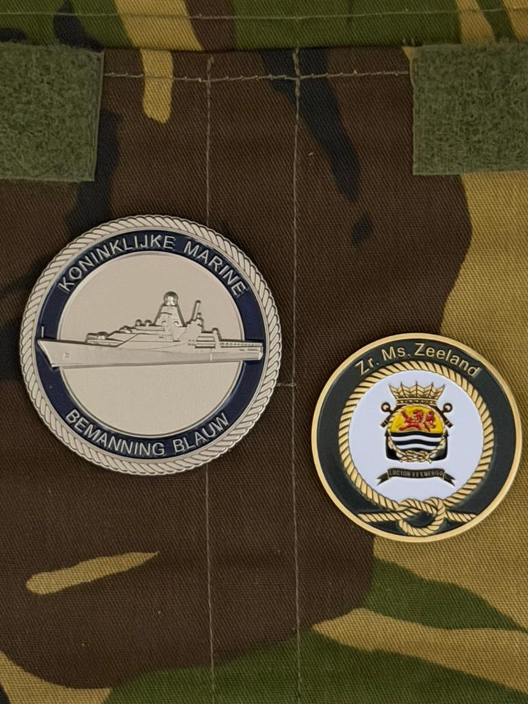 Marine bemanning blauw + Zr Ms Zeeland coin, Verzamelen, Verzenden, Marine, Nederland, Lintje, Medaille of Wings