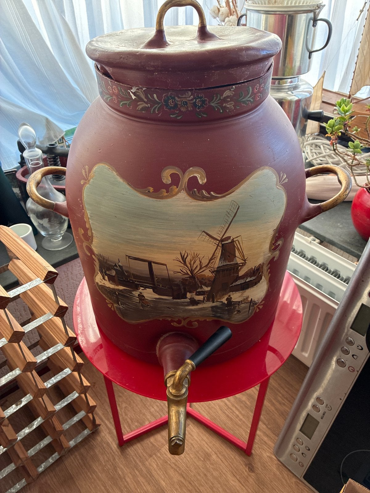 Antieke decoratieve waterkan met kraan en molenafbeelding, Ophalen
