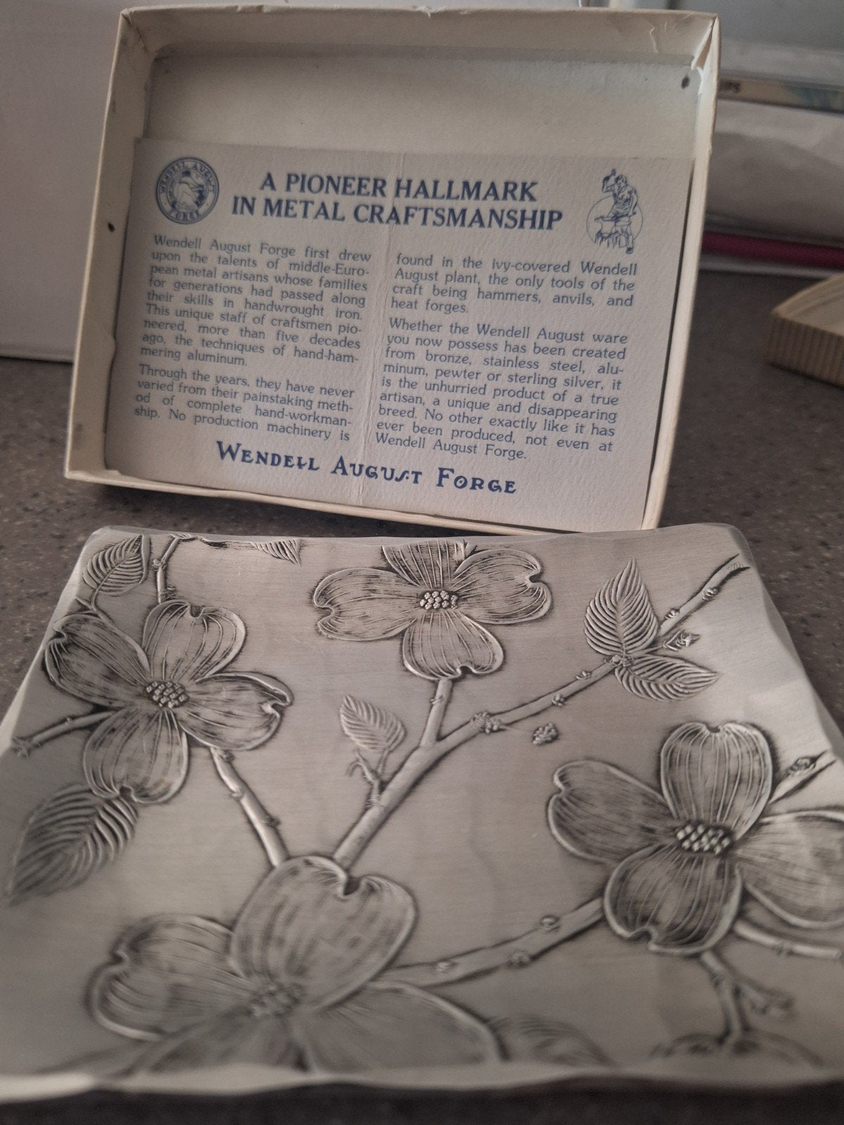 Wendell August Forge schaal met bloemmotief, Ophalen of Verzenden