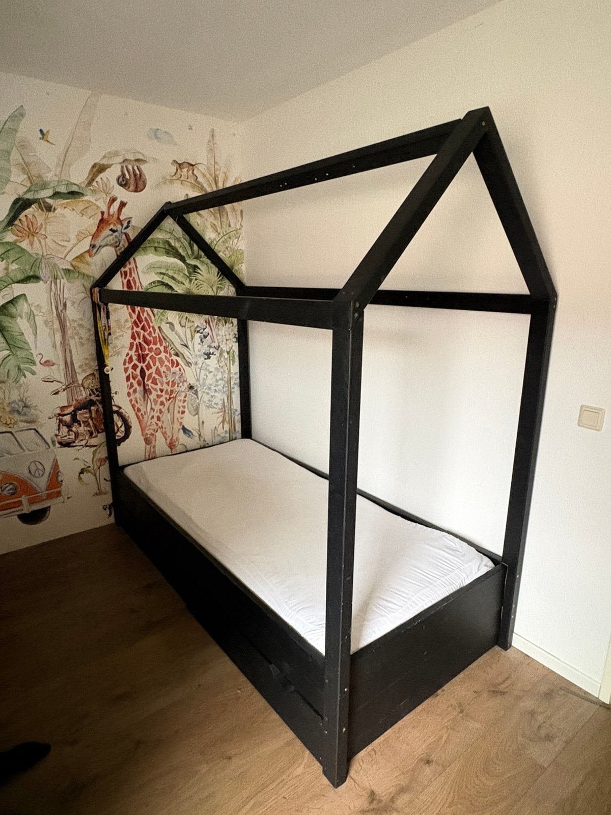 Zwart houten huisjes bed 90x200, met 2 opberg lades., Ophalen, 85 tot 100 cm, Zo goed als nieuw, Lattenbodem