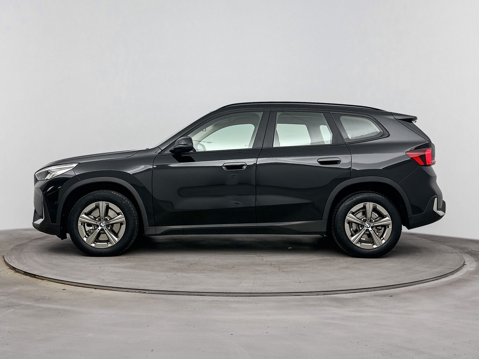 BMW X1 sDrive20i Automaat / Achteruitrijcamera / Sportstoele, Auto's, Dealer onderhouden, Euro 6, 156 pk, Zwart