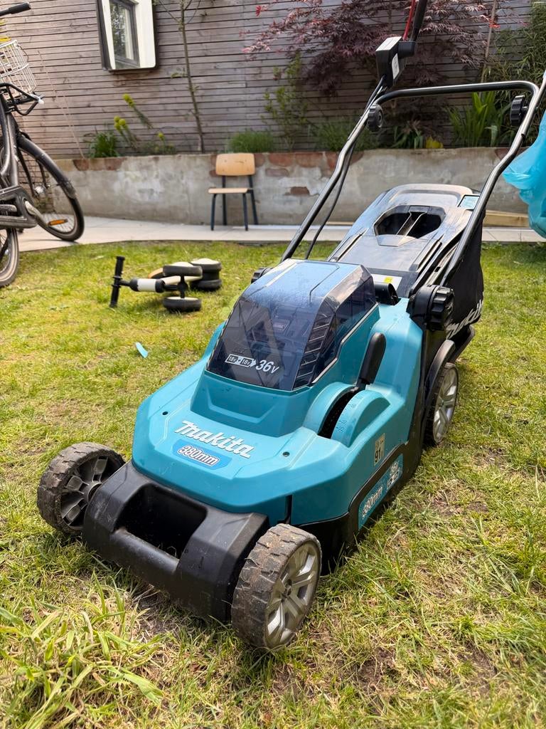 Makita DLM382 Accu Grasmaaier 380mm 36V (18V+18V), Cirkelmaaier, Accu-grasmaaier, Ophalen of Verzenden, Zo goed als nieuw