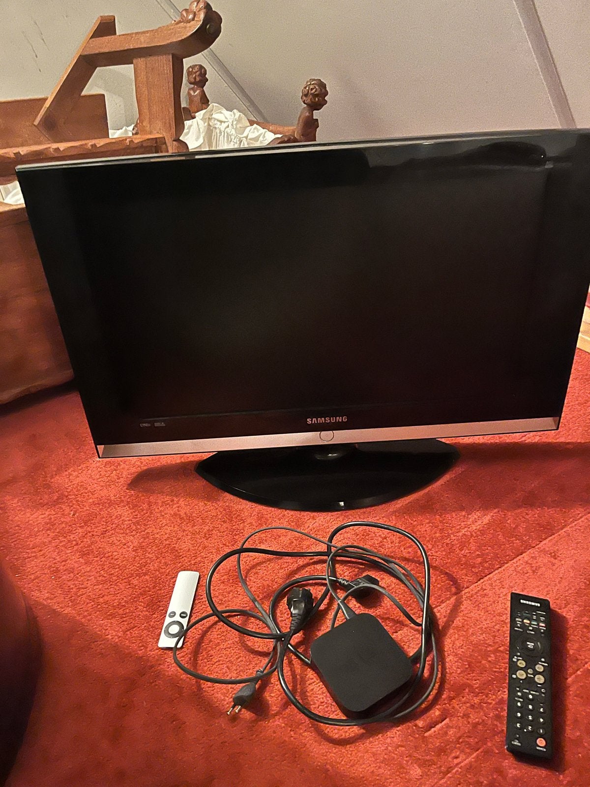 Samsung TV met Apple TV en afstandsbedieningen
