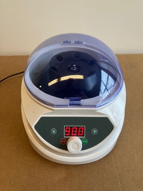 Kleine handzame centrifuge verschillende maten bloed buizen
