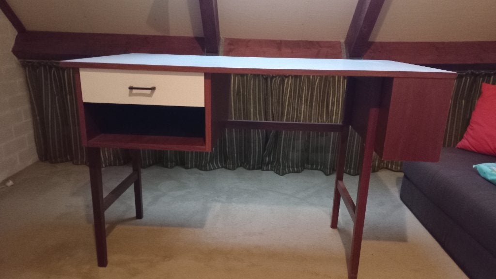 vintage jaren 60 design bureau, hout met wit kunststof blad, Ophalen, Gebruikt