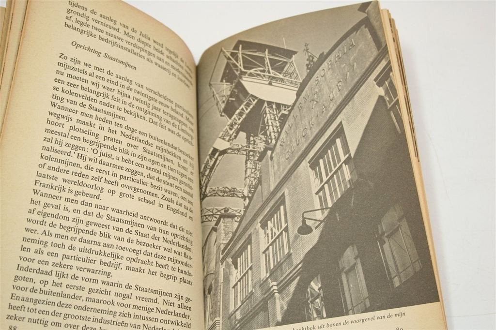 In en om de Mijn — Vintage Boek Mijnbouw 1959, Boeken, Ophalen of Verzenden, Gelezen, Europa