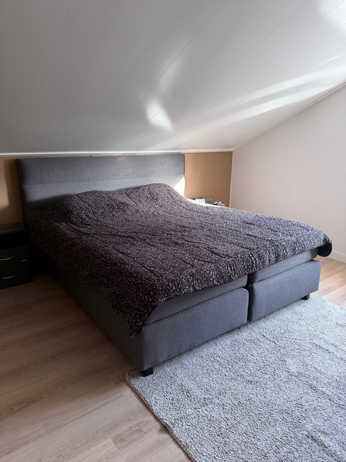 Karlsson boxspring bed - 1 jaar oud, Huis en Inrichting, Slaapkamer | Bedden, Ophalen, Tweepersoons, Zo goed als nieuw, 180 cm