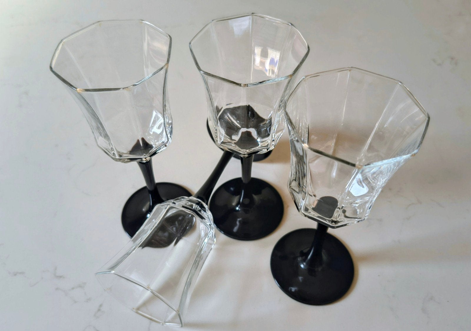 Set van 4 wijnglazen met zwarte voet, Huis en Inrichting, Keuken | Servies, Glas of Glazen, Ophalen of Verzenden, Overige stijlen
