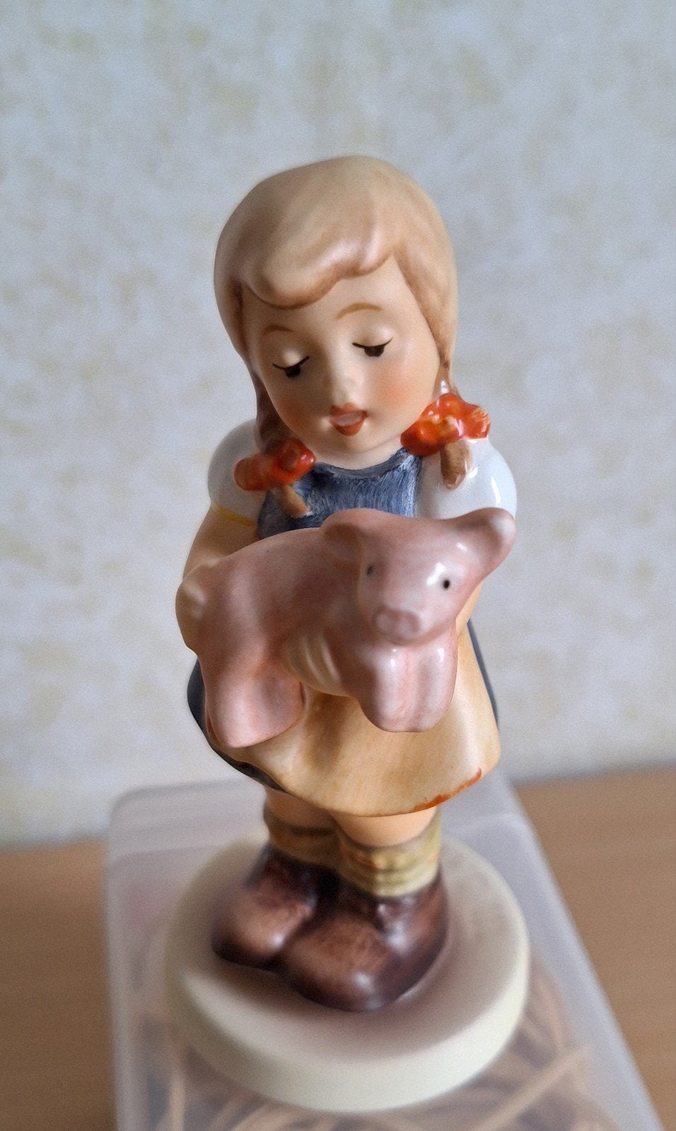 Hummel beeldje meisje met varkentje - Goebel 1998, Ophalen of Verzenden