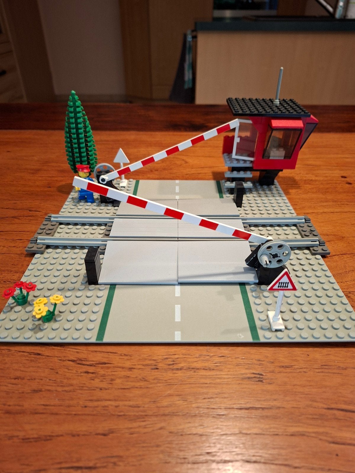 LEGO TREIN 7835 BEWAAKTE-OVERGANG COMPLEET, Lego, Ophalen of Verzenden, Zo goed als nieuw, Complete set