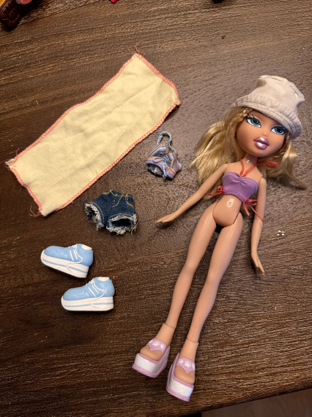 Bratz pop Cloe Beach Party  met accessoires en extra kleding, Ophalen of Verzenden, Gebruikt, Overige typen