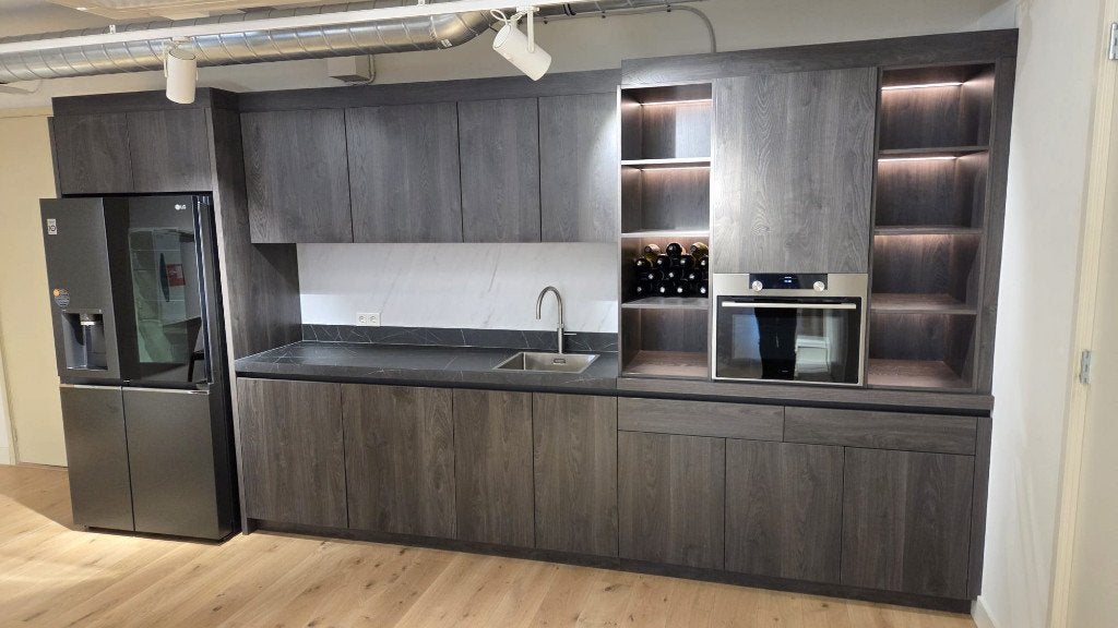 (Kantoor) Keuken met groot eiland. Zo goed als nieuw., Ophalen, Bruin, Enkelwandige keuken, Zo goed als nieuw
