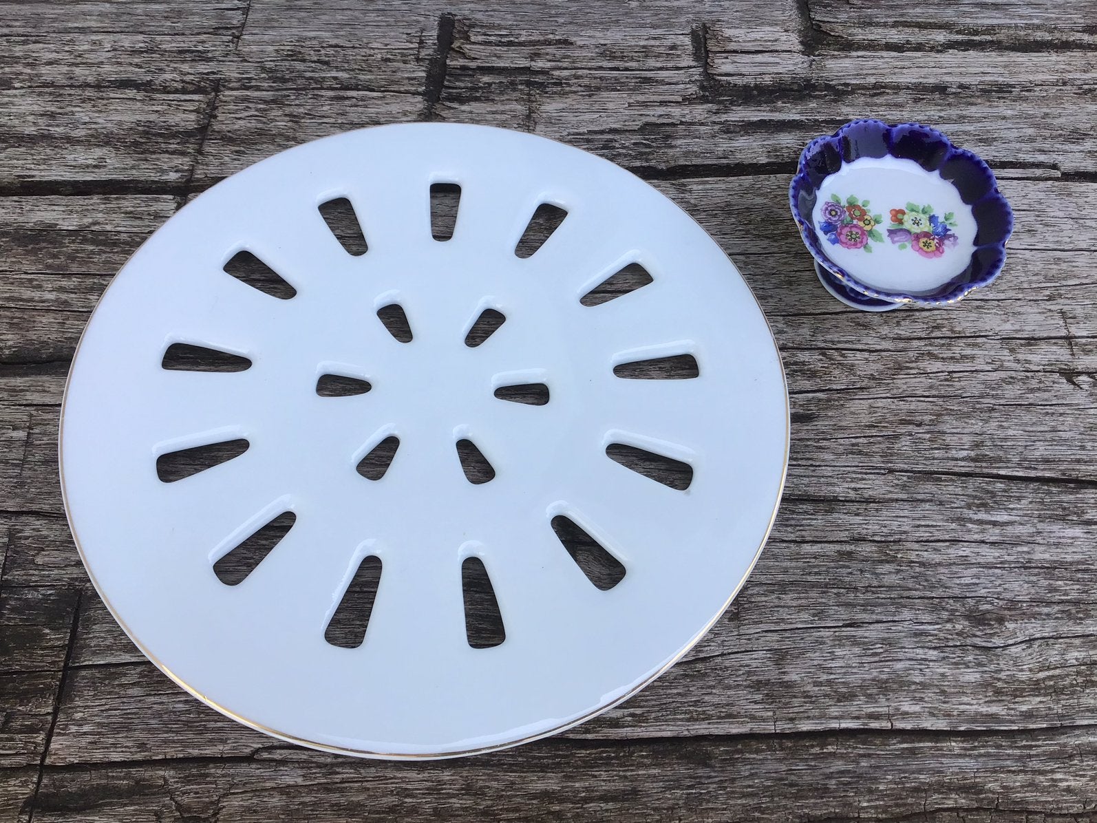 Porselein witte treef + klein rond schaaltje op voet, Antiek en Kunst, Ophalen of Verzenden
