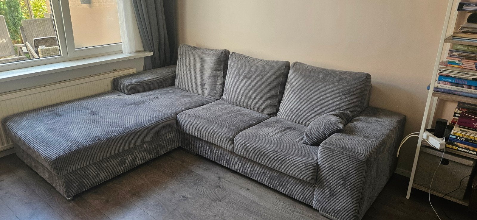Grijze hoekbank met chaise longue L ribstof, Huis en Inrichting, Banken | Bankstellen, Ophalen, 250 tot 300 cm, Gebruikt, Hoekbank