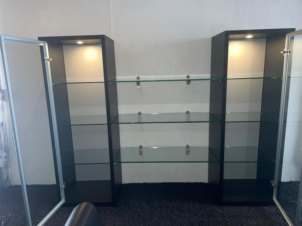 Frighetto Dubbele + Enkele Kast en Salon tafel, Ophalen, Met deur(en), 100 tot 150 cm, Zwart hoogglans met glas