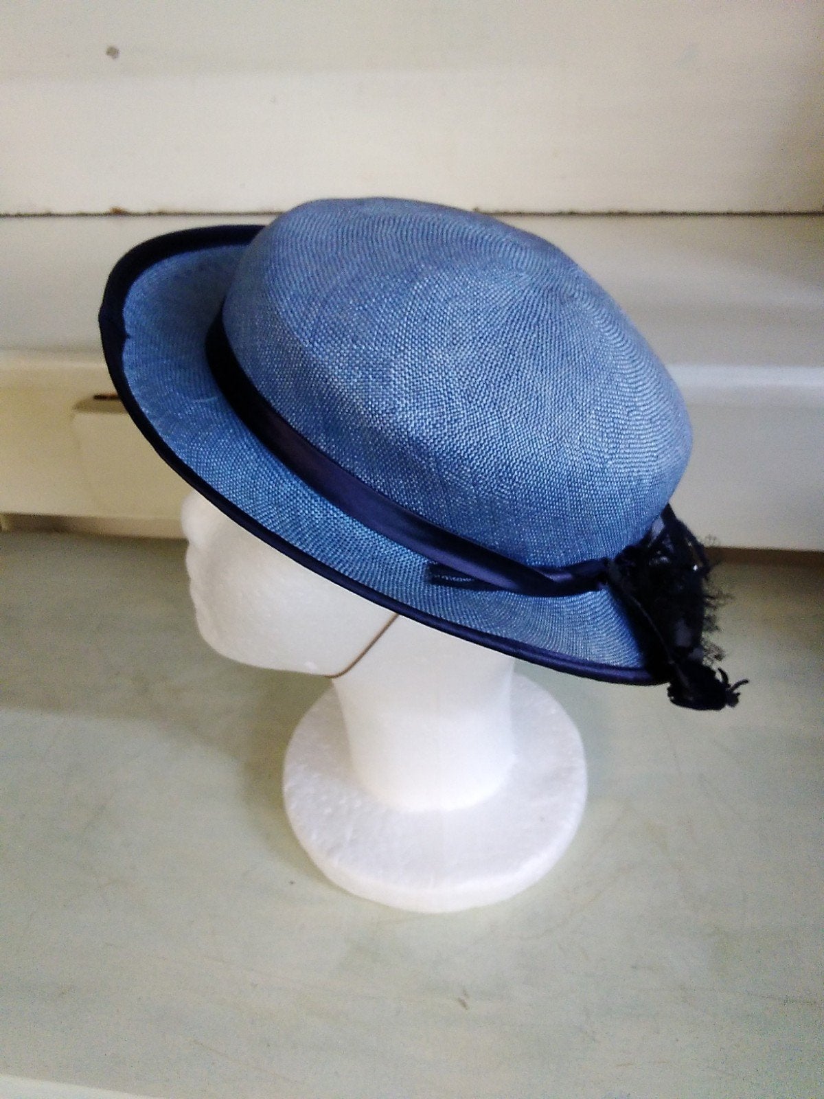 Vintage Hoedje - Blauw met Zwart Lint, Ophalen of Verzenden, Gedragen, 55 cm (S, 6⅞ inch) of minder, Hoed