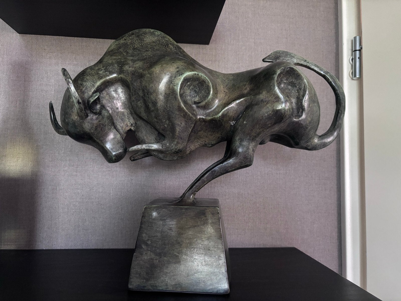 Indrukwekkend bronzen stier beeld - Modern design, Antiek en Kunst, Ophalen, 20 - 50 cm, Beeld, Bruin