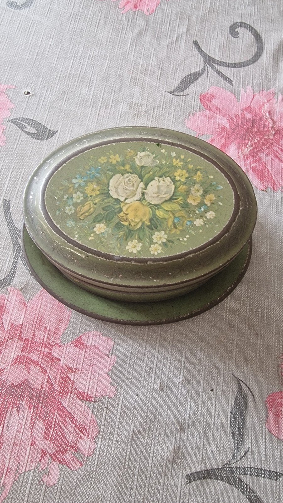 Antieke metalen koekjesschaal met bloemenprint + onderschote, Ophalen of Verzenden