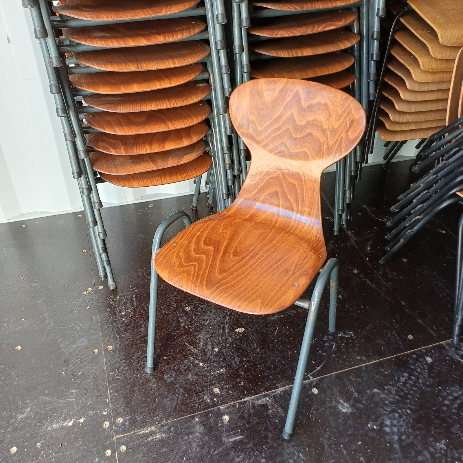 40 x vintage design stoelen schoolstoelen partij stoelen, Ophalen, Gebruikt, Bruin, Vijf, Zes of meer stoelen