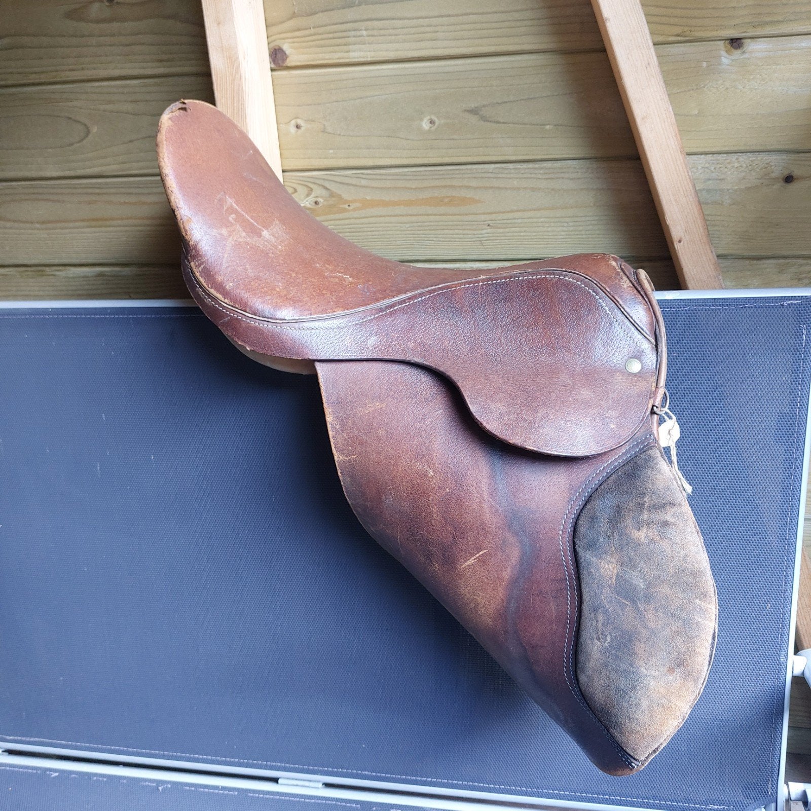 Oud zadel, €10,00  paard of pony? Western decoratie, Ophalen