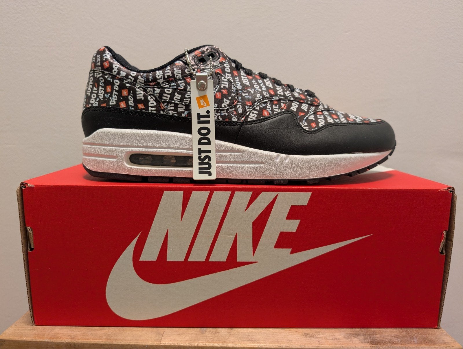 Nike Air Max 1 Just Do It Pack Black 43, Nike air max, Zwart, Nieuw, Ophalen of Verzenden