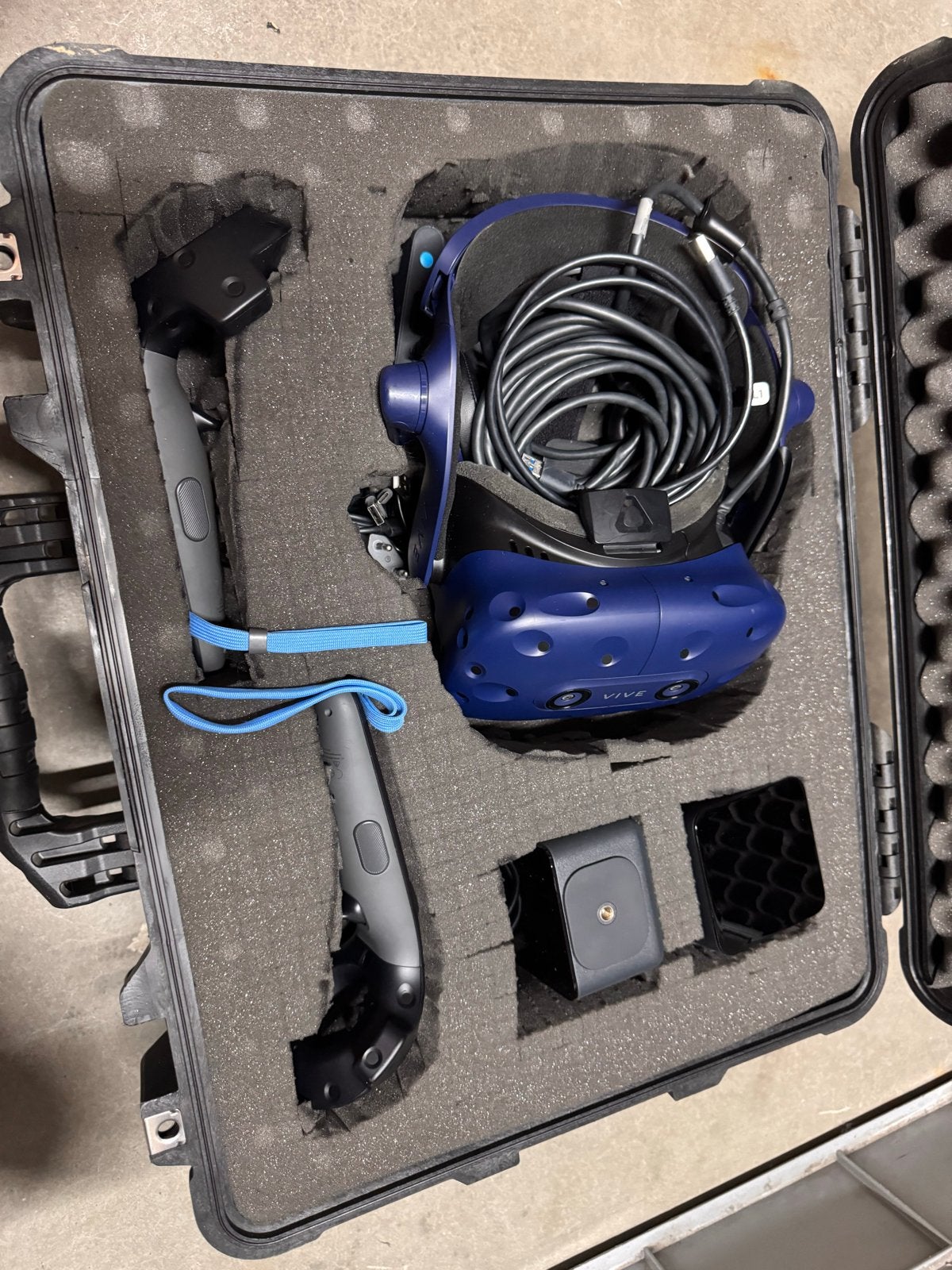 HTC Vive Pro VR-headset met controllers en basisstations, Spelcomputers en Games, Virtual Reality, Ophalen, Zo goed als nieuw